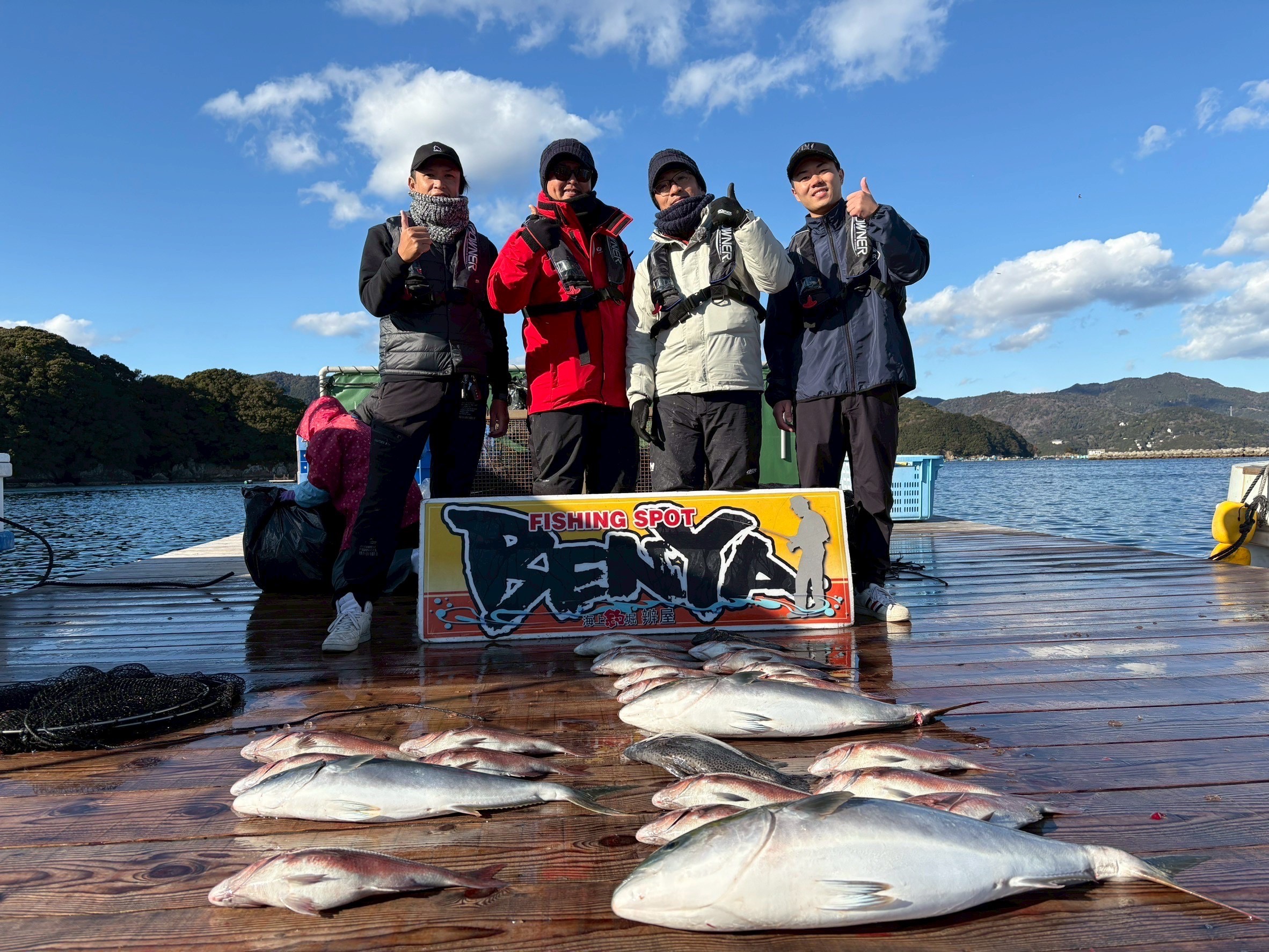 釣り堀名人VSオーナーばりスタッフ魚種対決‼︎in海上釣堀辨屋 - 水谷